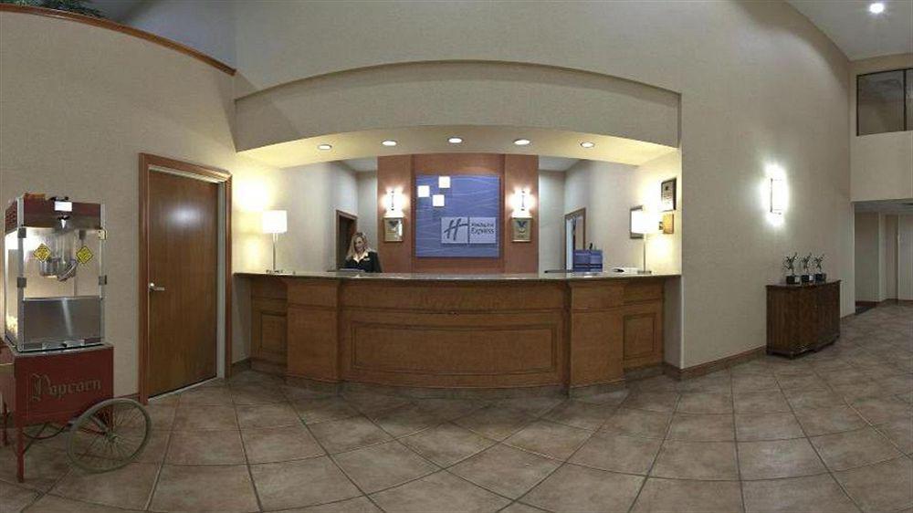 Holiday Inn Express Hotel & Suites Forest By Ihg Buitenkant foto