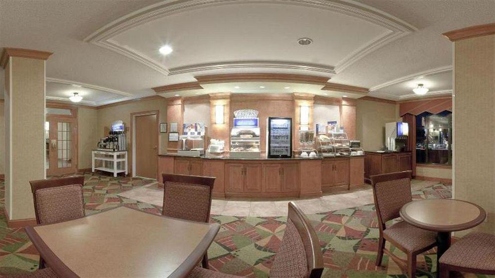 Holiday Inn Express Hotel & Suites Forest By Ihg Buitenkant foto