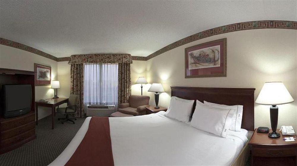 Holiday Inn Express Hotel & Suites Forest By Ihg Buitenkant foto