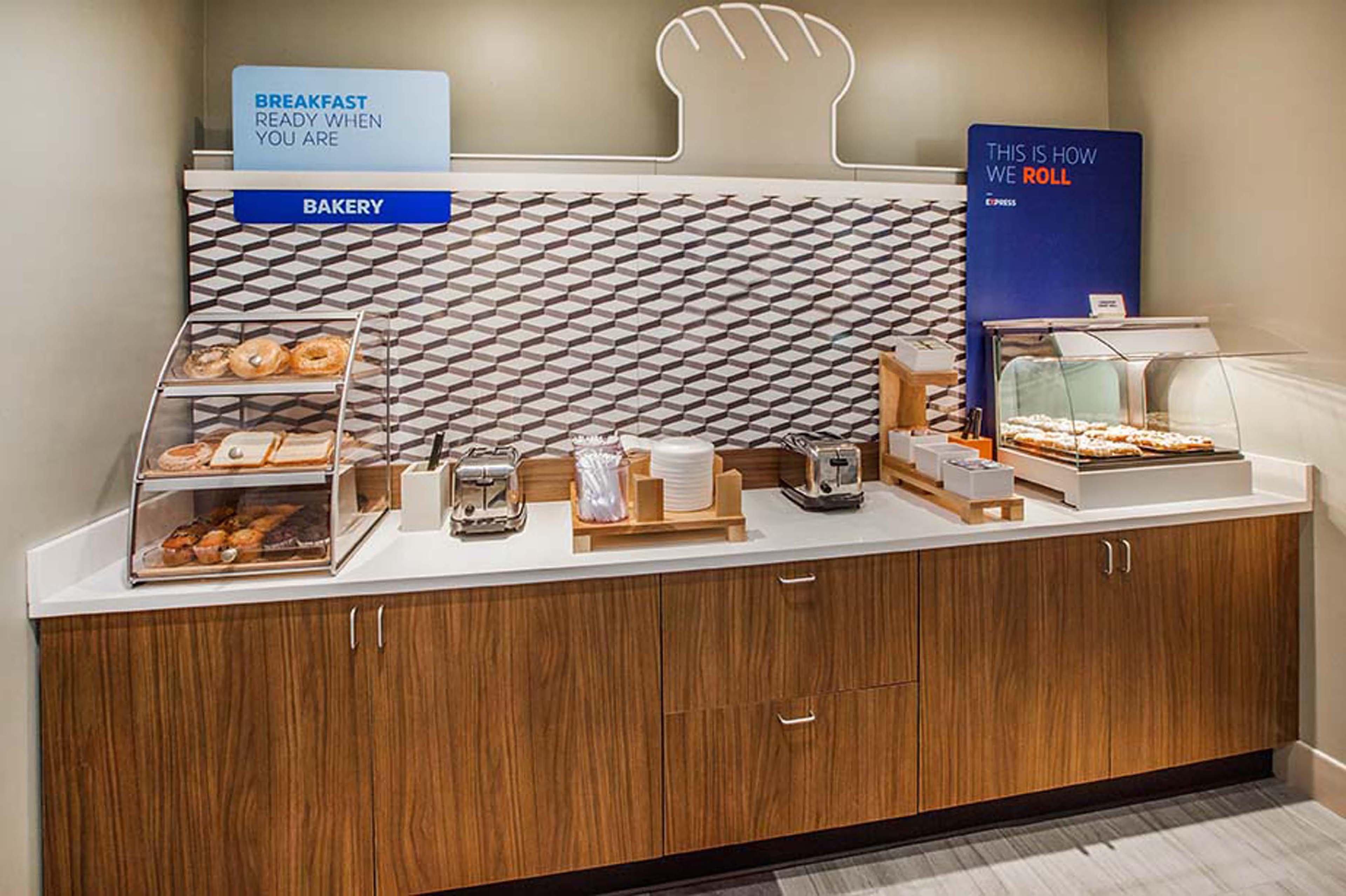 Holiday Inn Express Hotel & Suites Forest By Ihg Buitenkant foto
