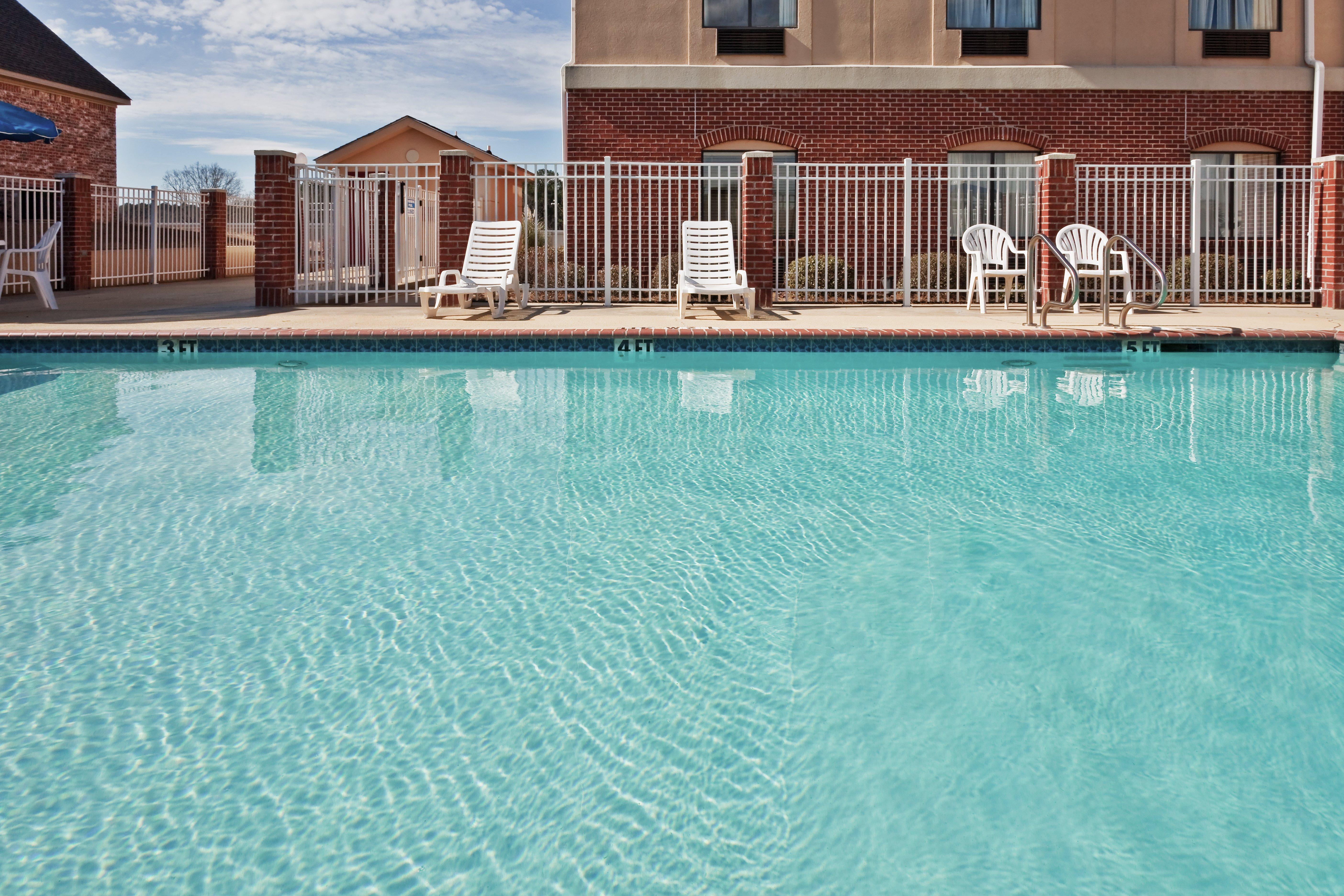 Holiday Inn Express Hotel & Suites Forest By Ihg Buitenkant foto