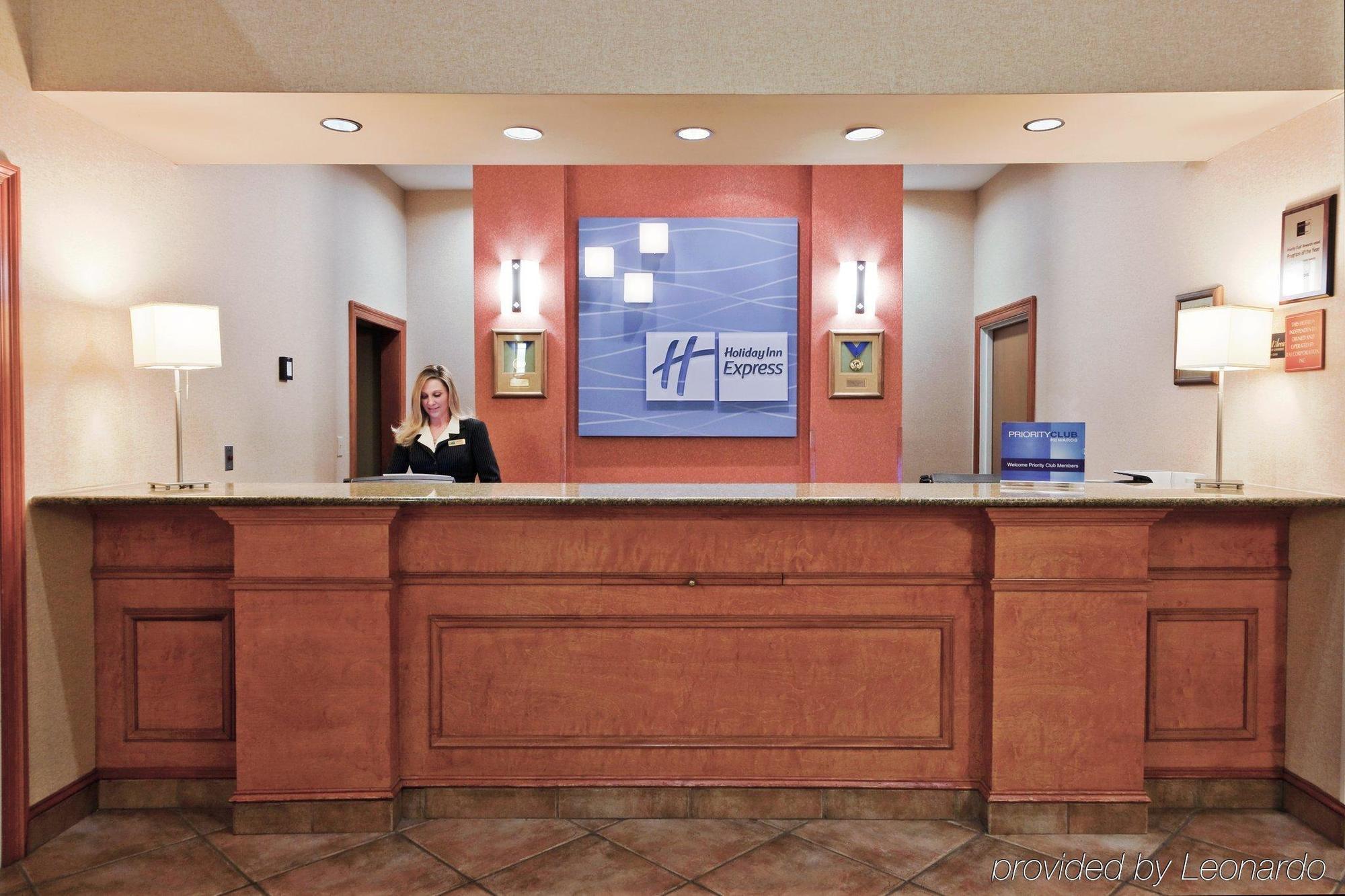 Holiday Inn Express Hotel & Suites Forest By Ihg Buitenkant foto